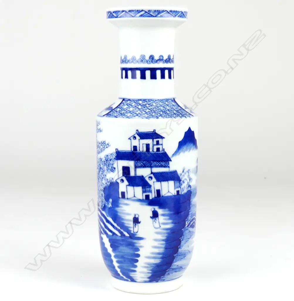 A Chinese Kangxi style vase Image 1++