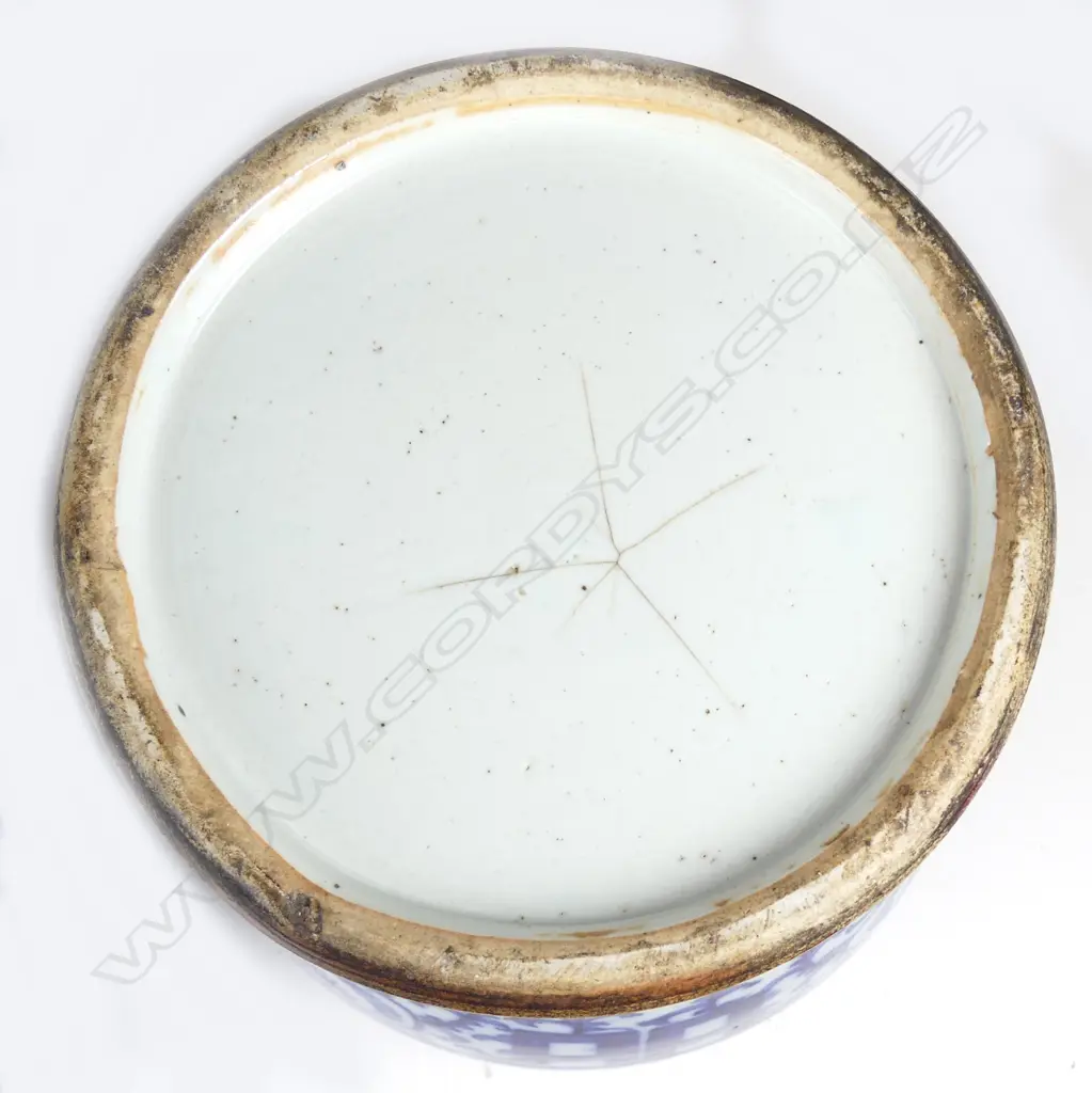 A pair of large Chinese blue and white jars and covers Image 1++