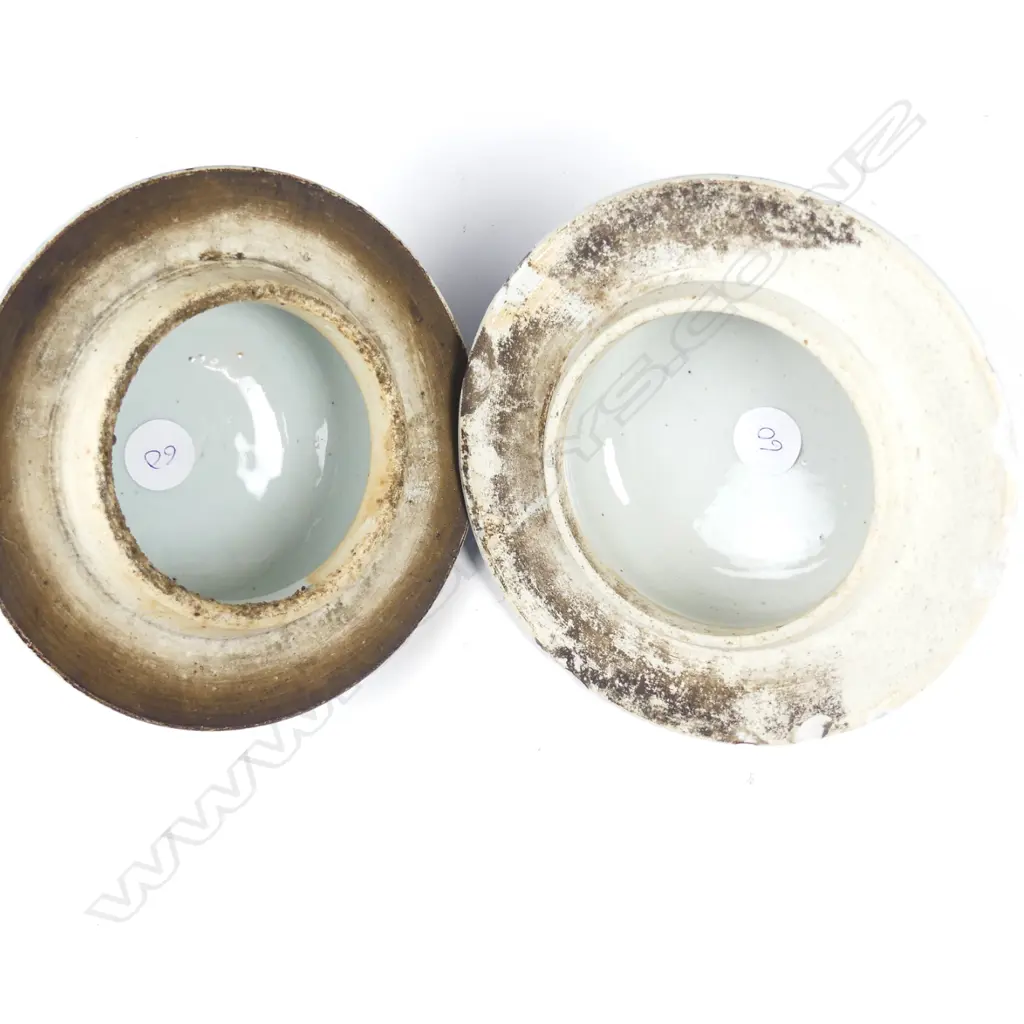 A pair of large Chinese blue and white jars and covers Image 1++