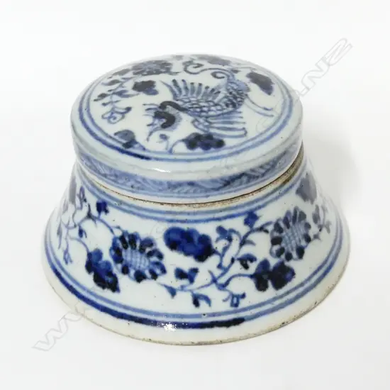 A Chinese blue and white porcelain inkwell