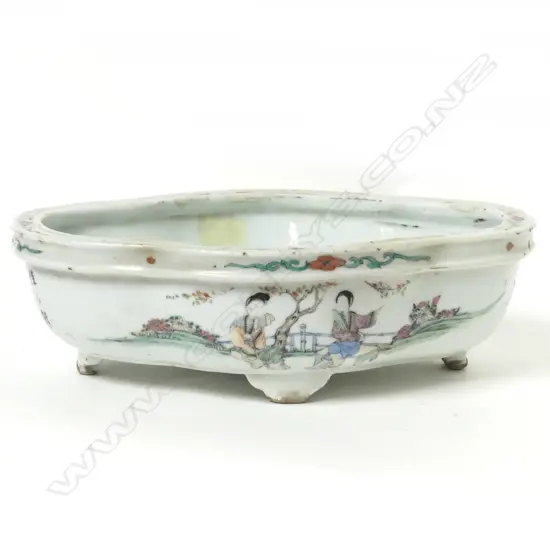 A Guangxu period Chinese porcelain bulb planter