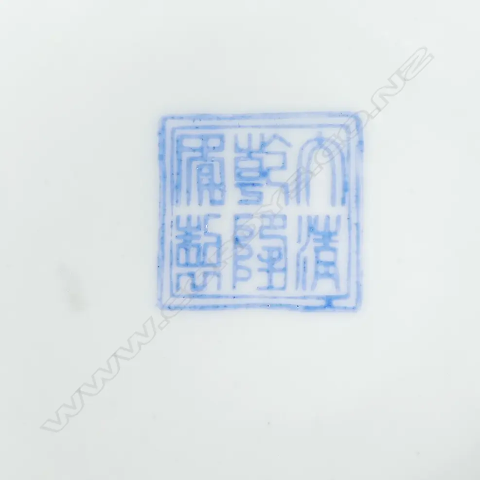 A pair of Chinese porcelain jars and covers Image 1++