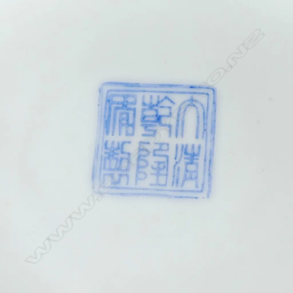 A pair of Chinese porcelain jars and covers Image 1++