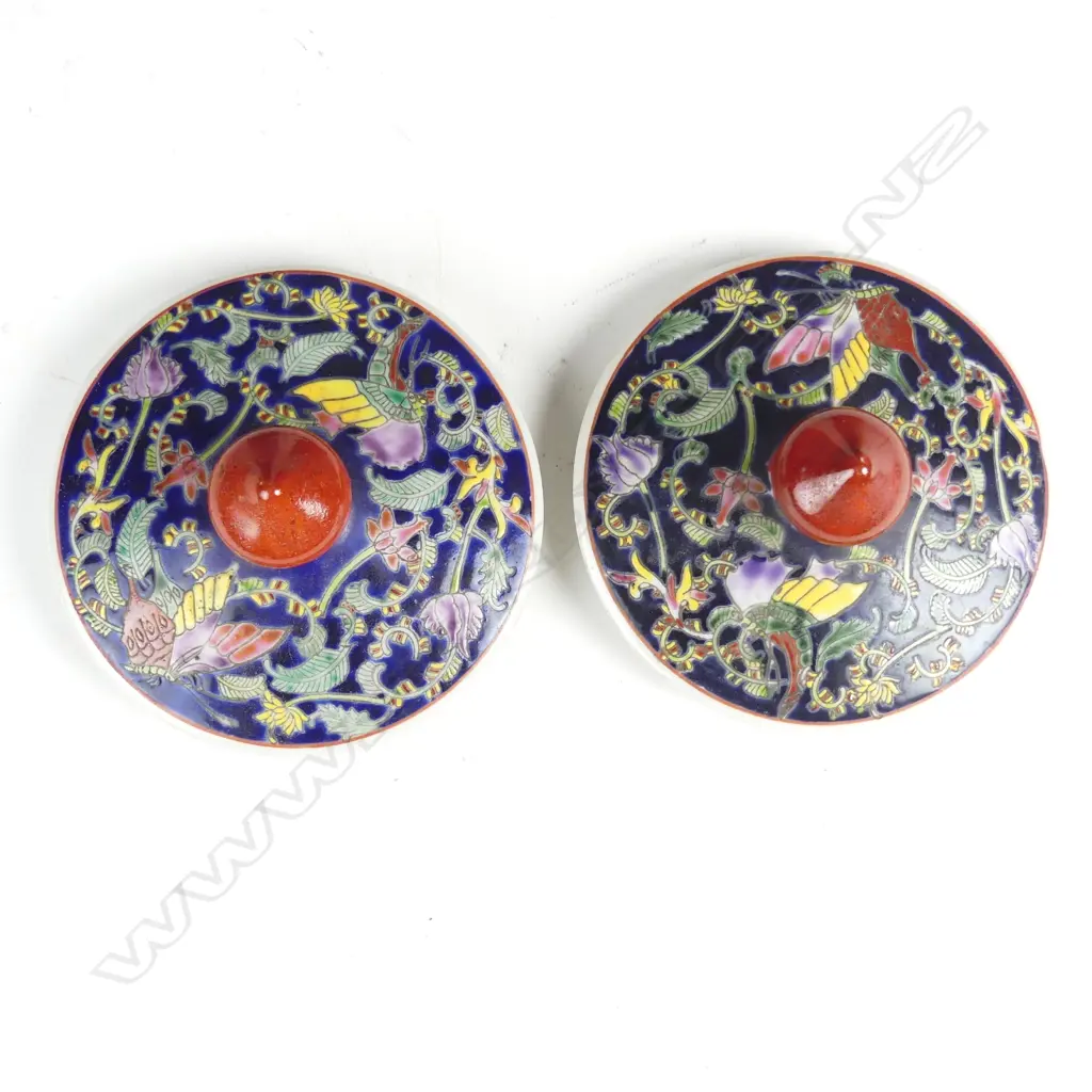 A pair of Chinese porcelain jars and covers Image 1++