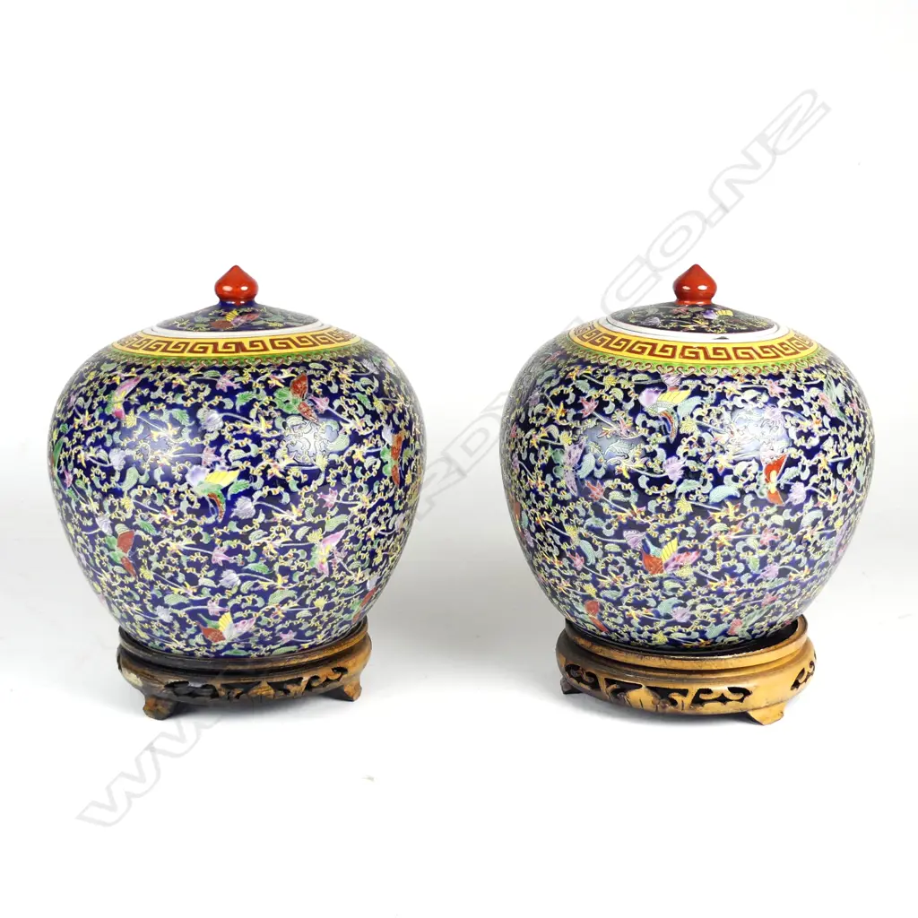 A pair of Chinese porcelain jars and covers Image 1++