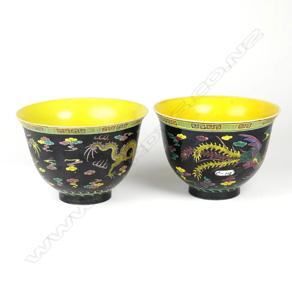 A pair of Chinese porcelain deep bowls Image 1++