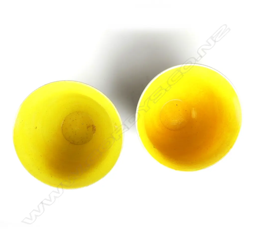 A pair of Chinese porcelain deep bowls Image 1++
