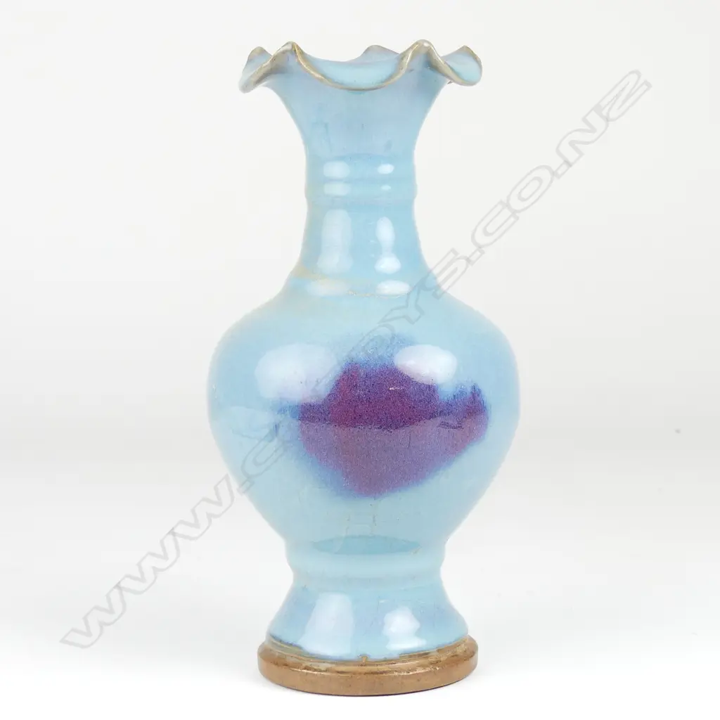 A Chinese vase Image 1++