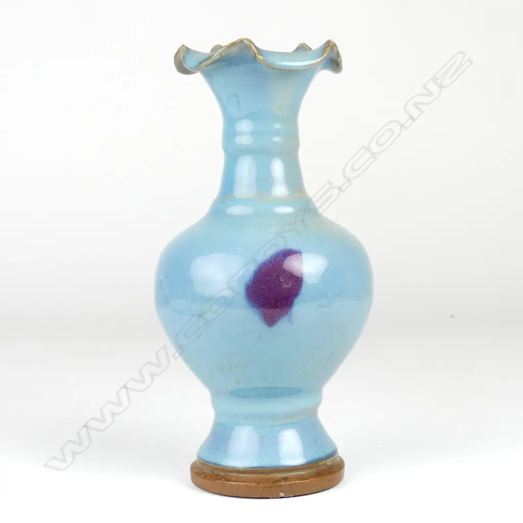 A Chinese vase Image 1++