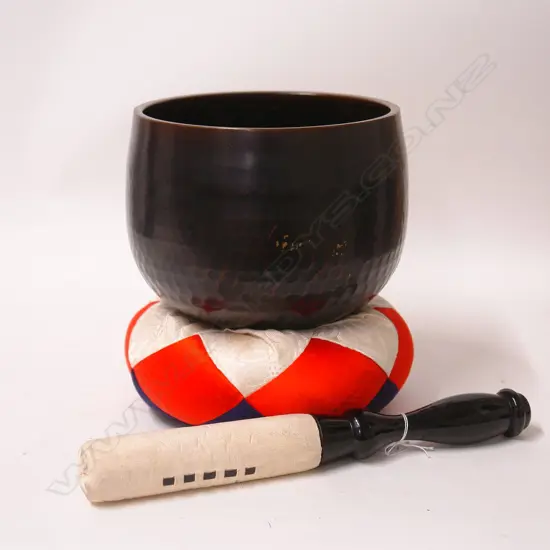 An early 20thC Japanese bronze singing bowl