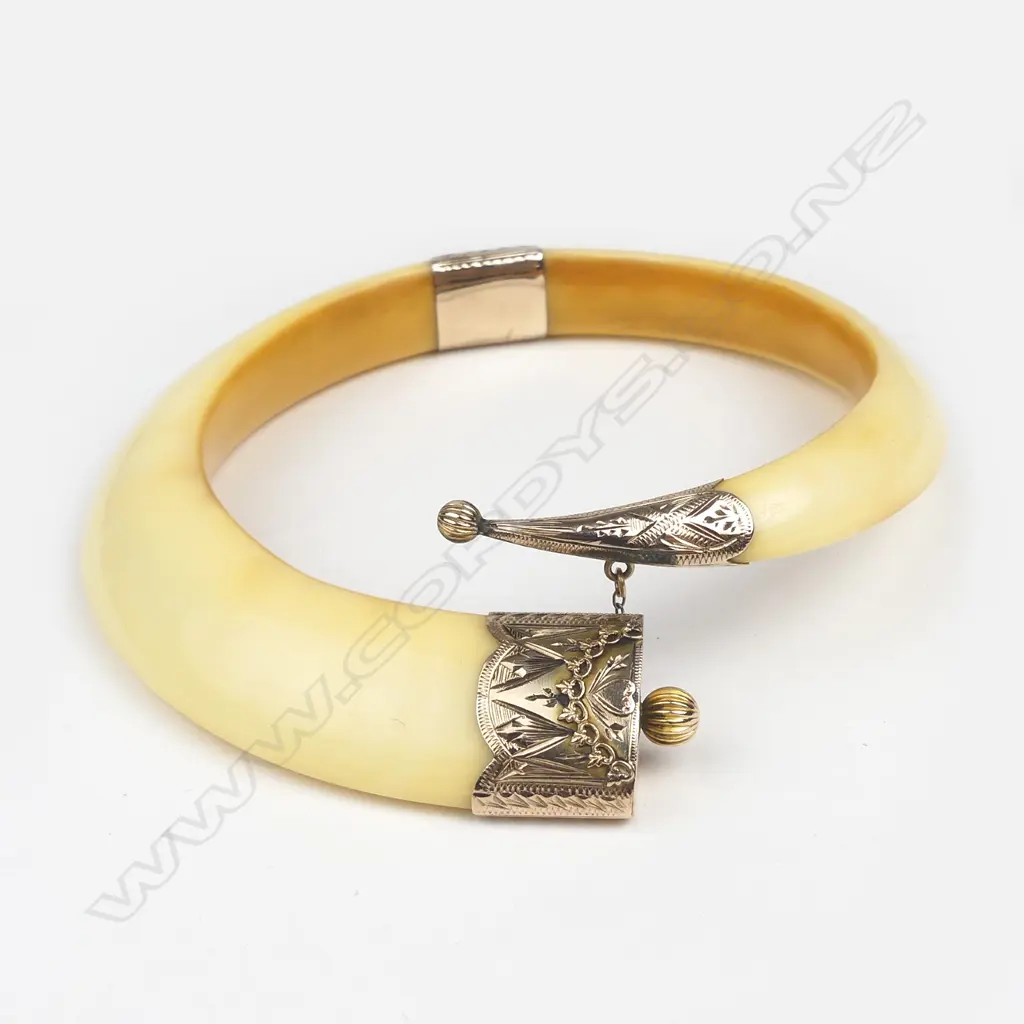 A colonial 9ct gold tusk bangle Image 1++