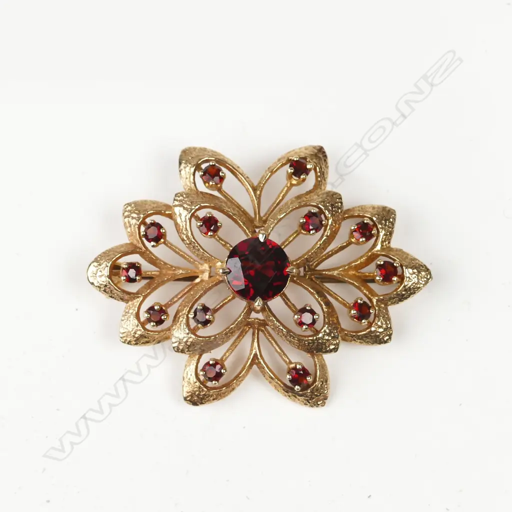 A retro 9ct. gold and garnet brooch Image 1++