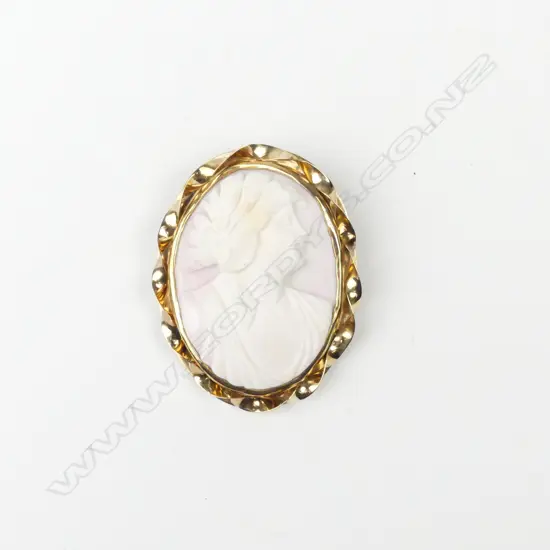 A vintage 9ct gold and cameo brooch