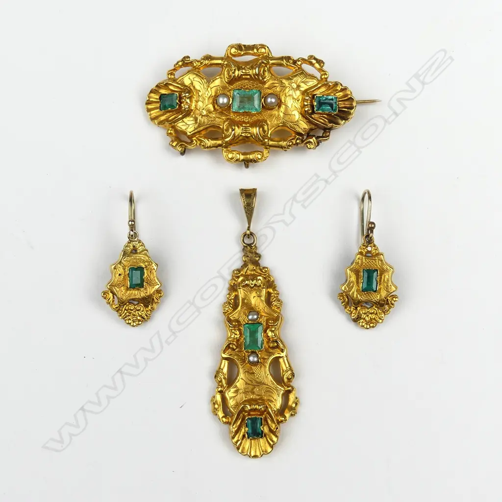 A 19thC French suite of 18ct. and natural emerald jewellery Image 1++