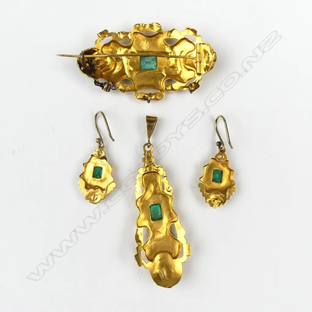 A 19thC French suite of 18ct. and natural emerald jewellery Image 1++