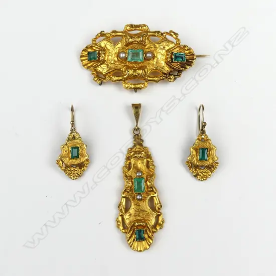 A 19thC French suite of 18ct. and natural emerald jewellery