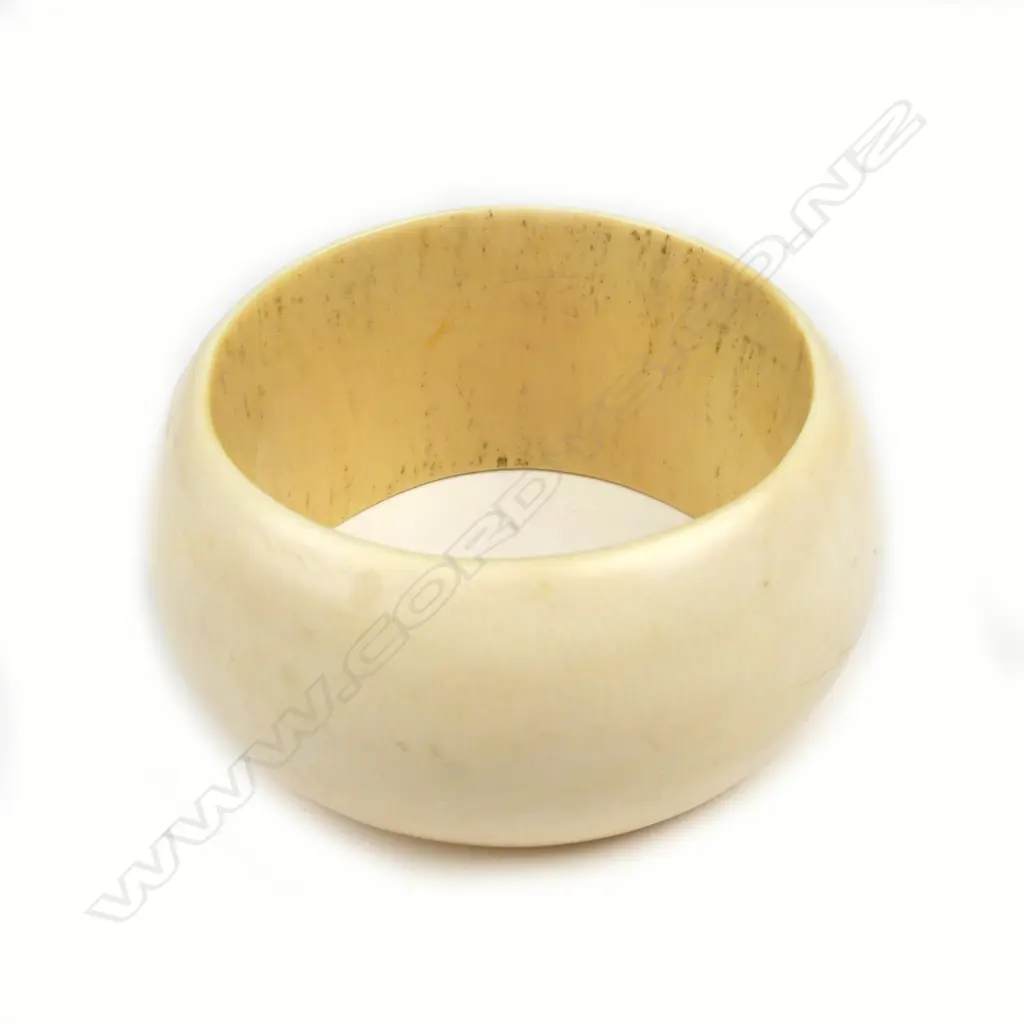 A vintage ivory bangle Image 1++