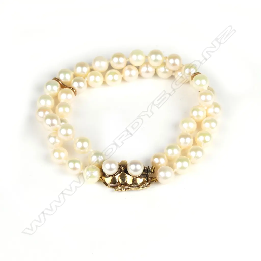 A double row cultured pearl bracelet with gold clasp Image 1++