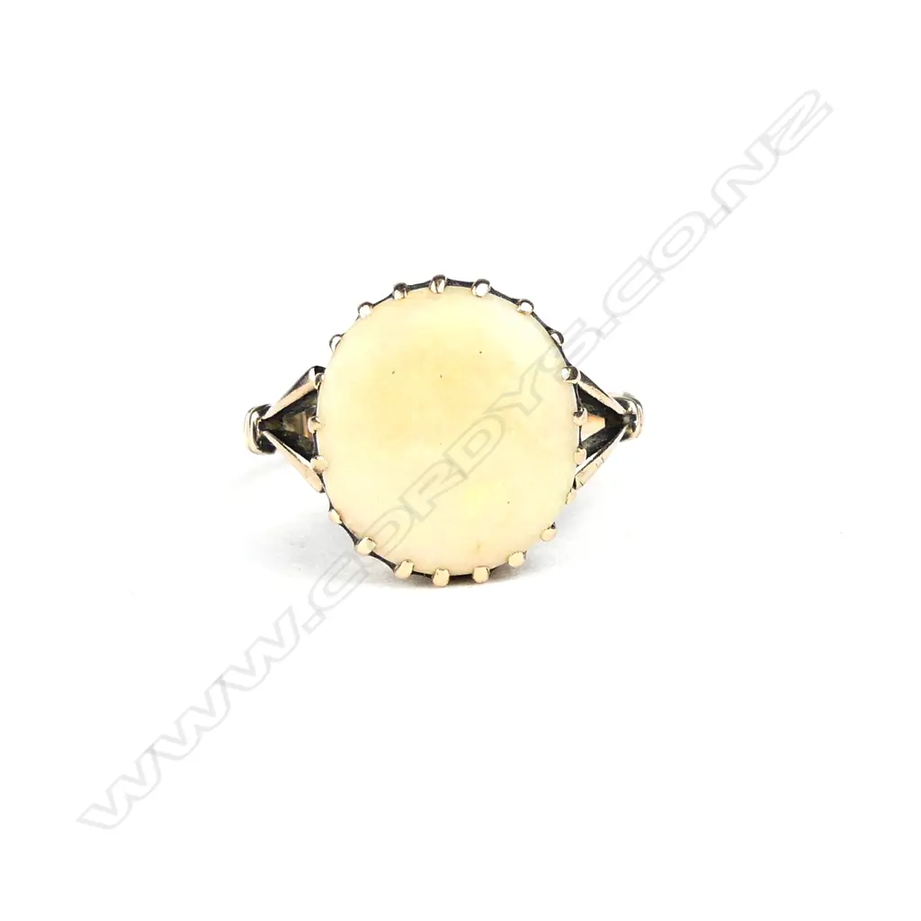 An early 20thC 9ct. rose gold and opal dress ring Image 1++