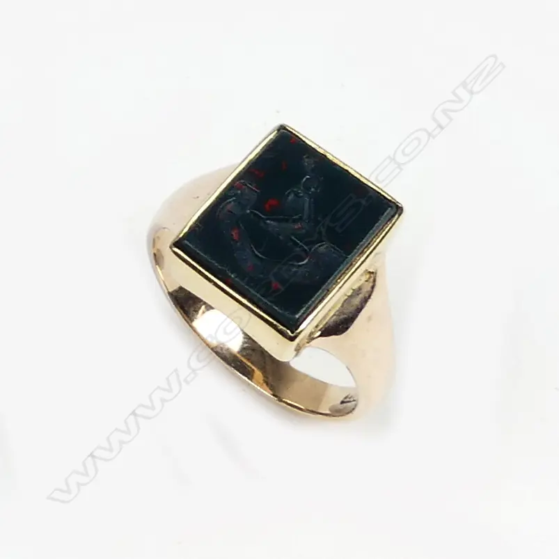 A vintage 9ct. yellow gold seal ring Image 1++