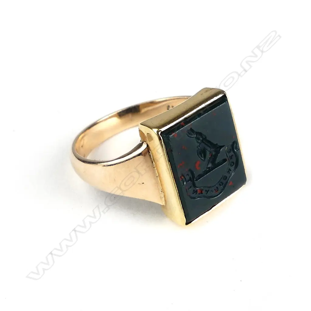 A vintage 9ct. yellow gold seal ring Image 1++