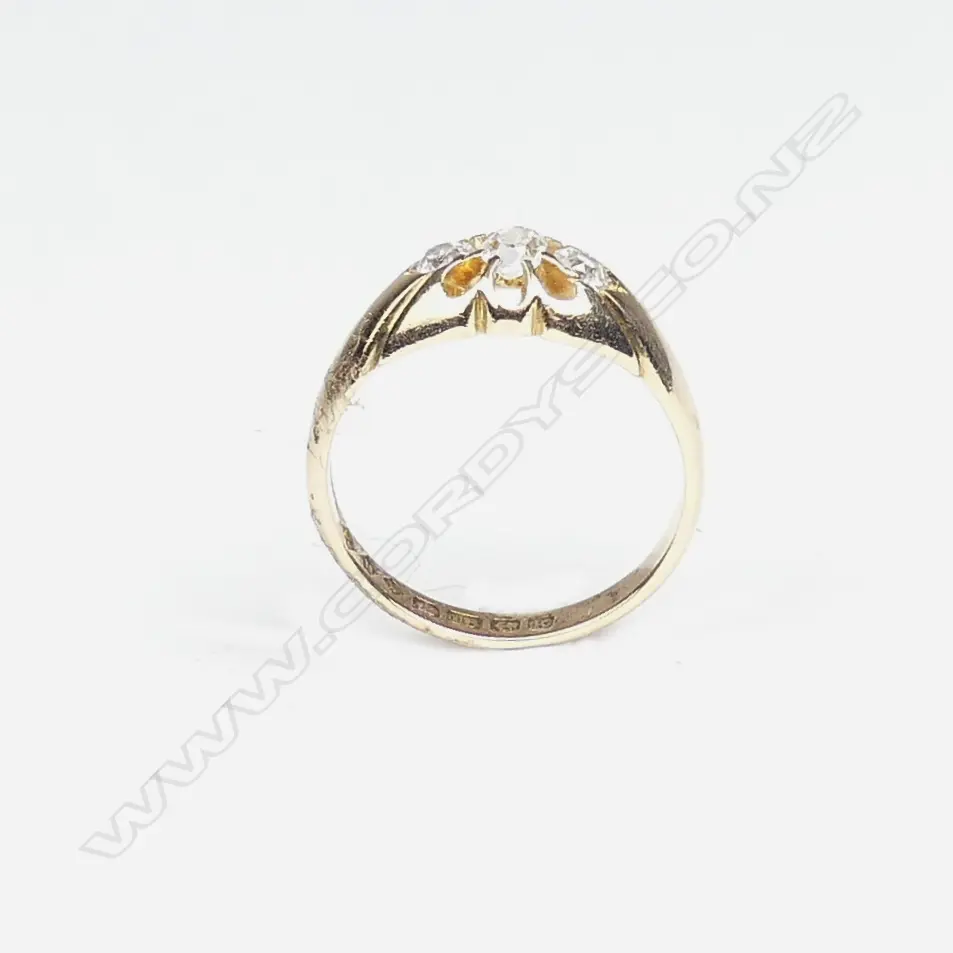 An Edwardian 18ct. yellow gold three stone diamond ring Image 1++