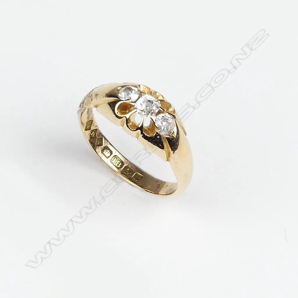 An Edwardian 18ct. yellow gold three stone diamond ring Image 1++