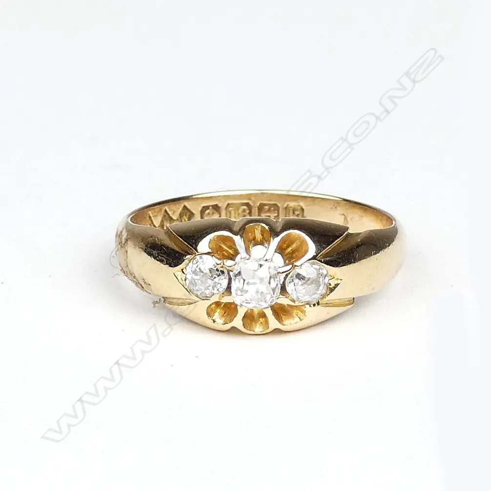 An Edwardian 18ct. yellow gold three stone diamond ring Image 1++
