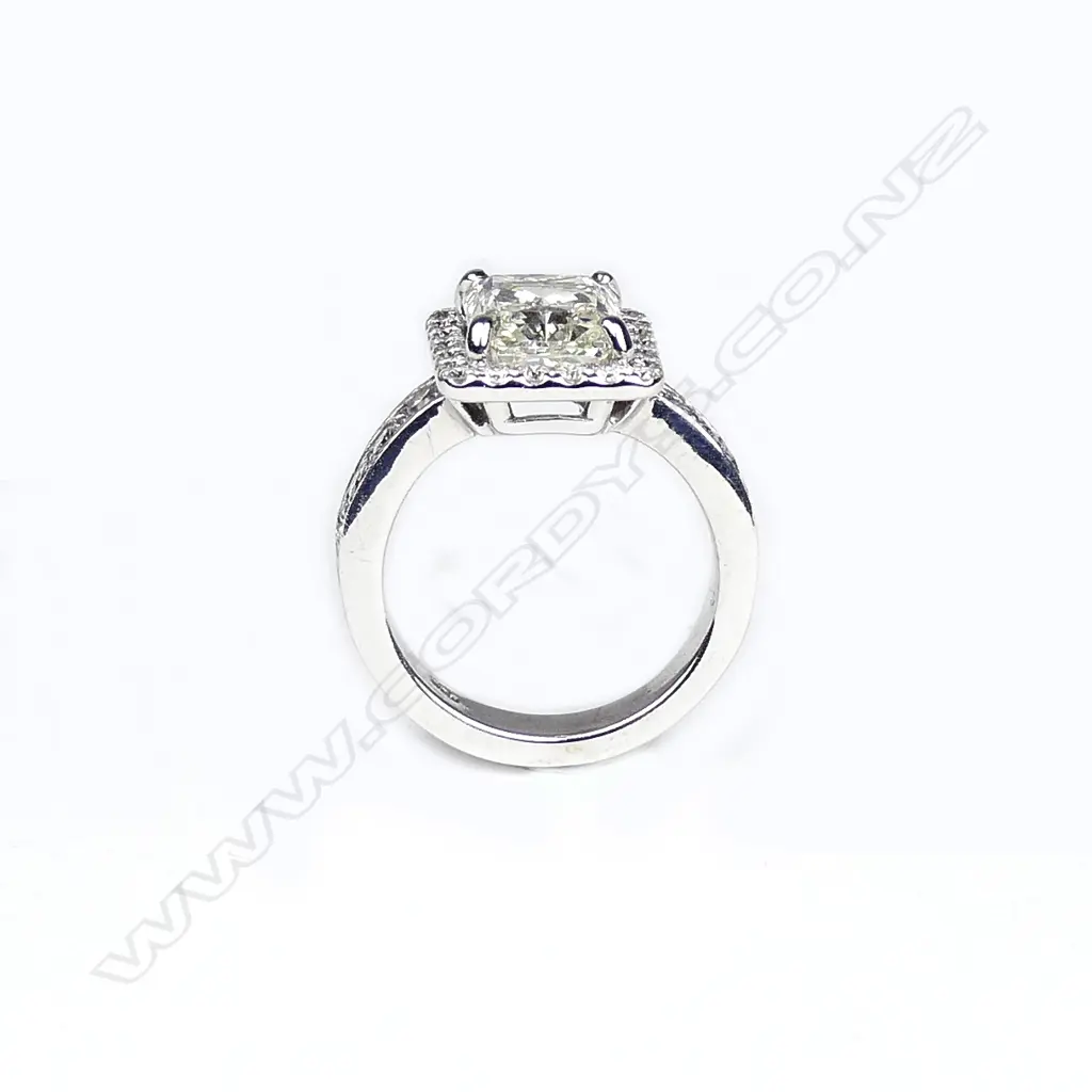 An 18ct white gold and diamond ring Image 1++