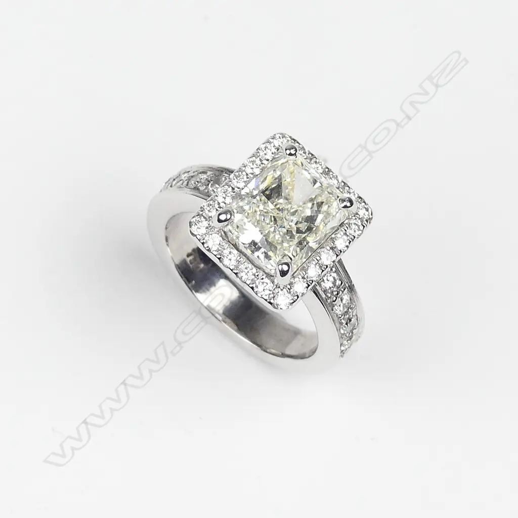 An 18ct white gold and diamond ring Image 1++
