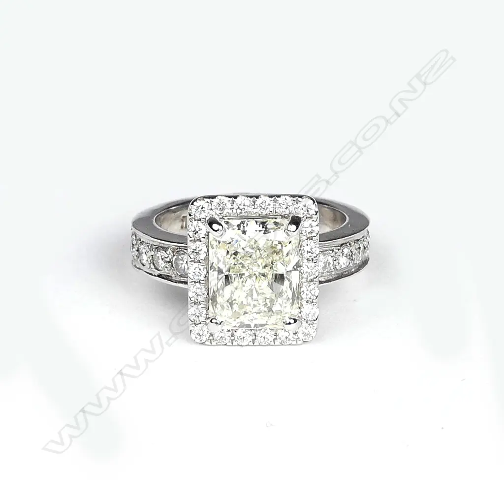 An 18ct white gold and diamond ring Image 1++