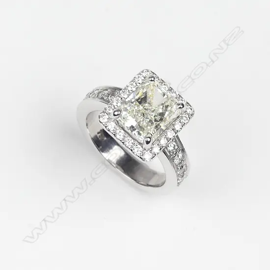 An 18ct white gold and diamond ring