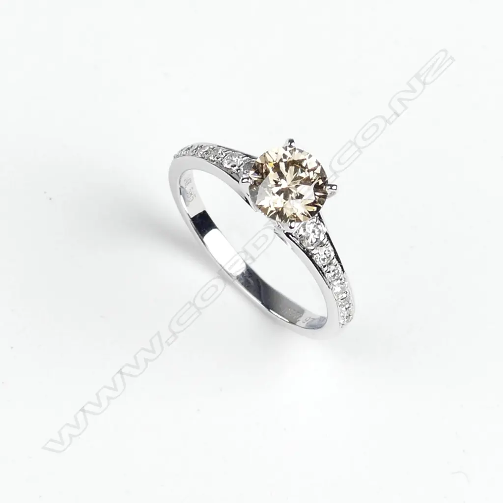 A 14ct white gold and diamond ring Image 1++