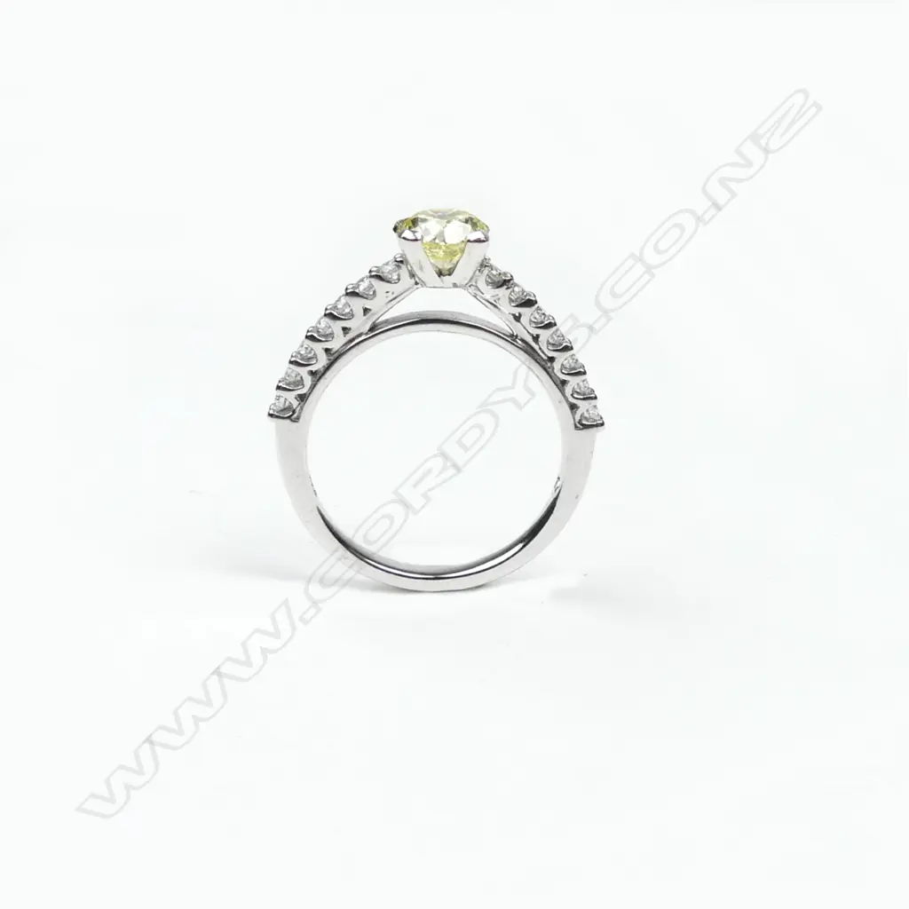 An 18ct white gold and diamond ring Image 1++