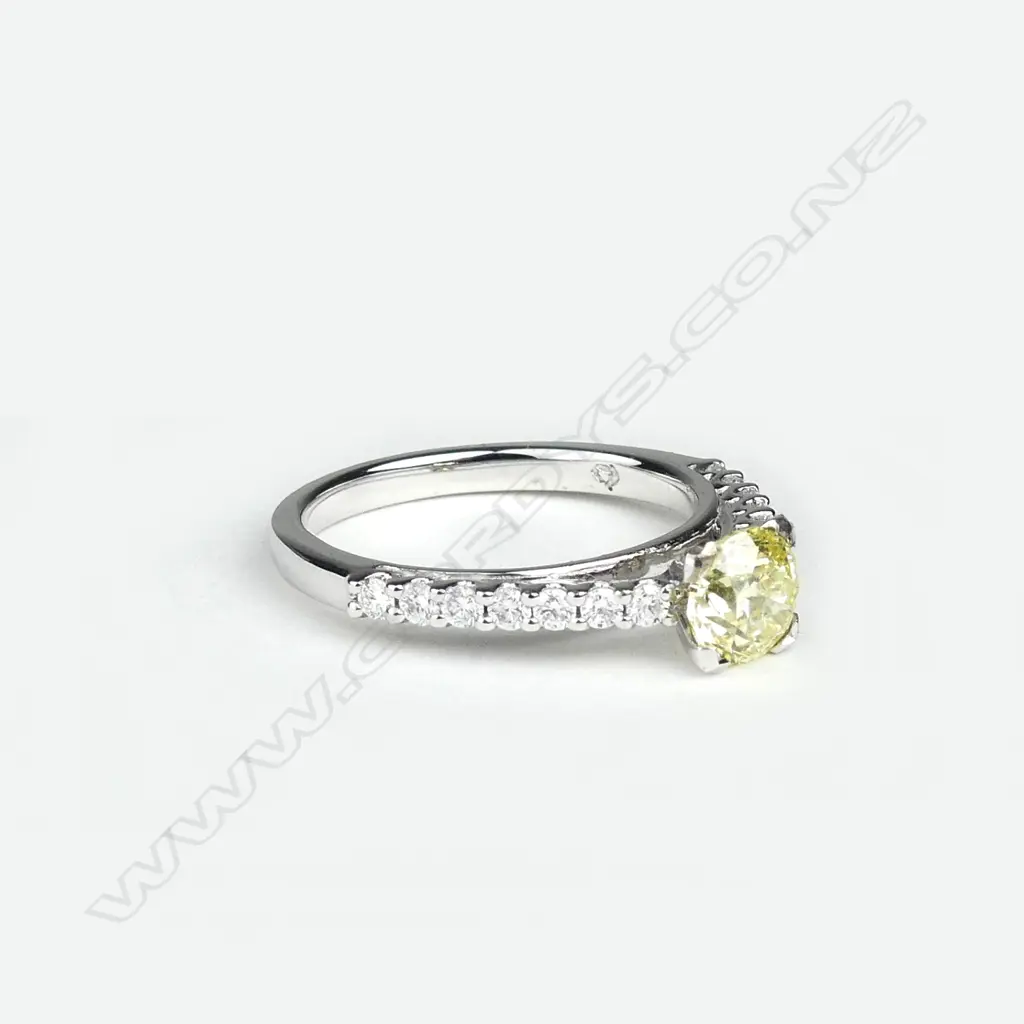 An 18ct white gold and diamond ring Image 1++