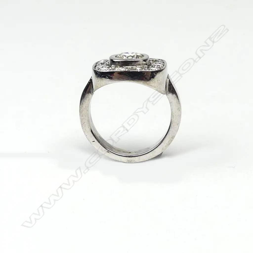 A 15ct white gold and diamond cluster ring Image 1++