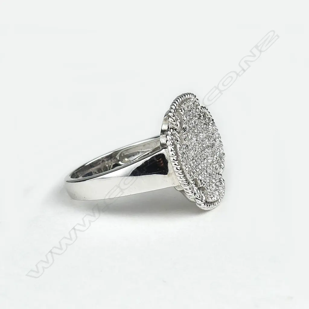 An 18ct white gold and diamond ring Image 1++