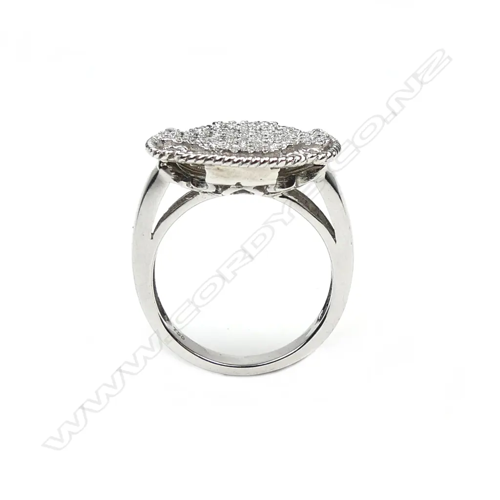An 18ct white gold and diamond ring Image 1++