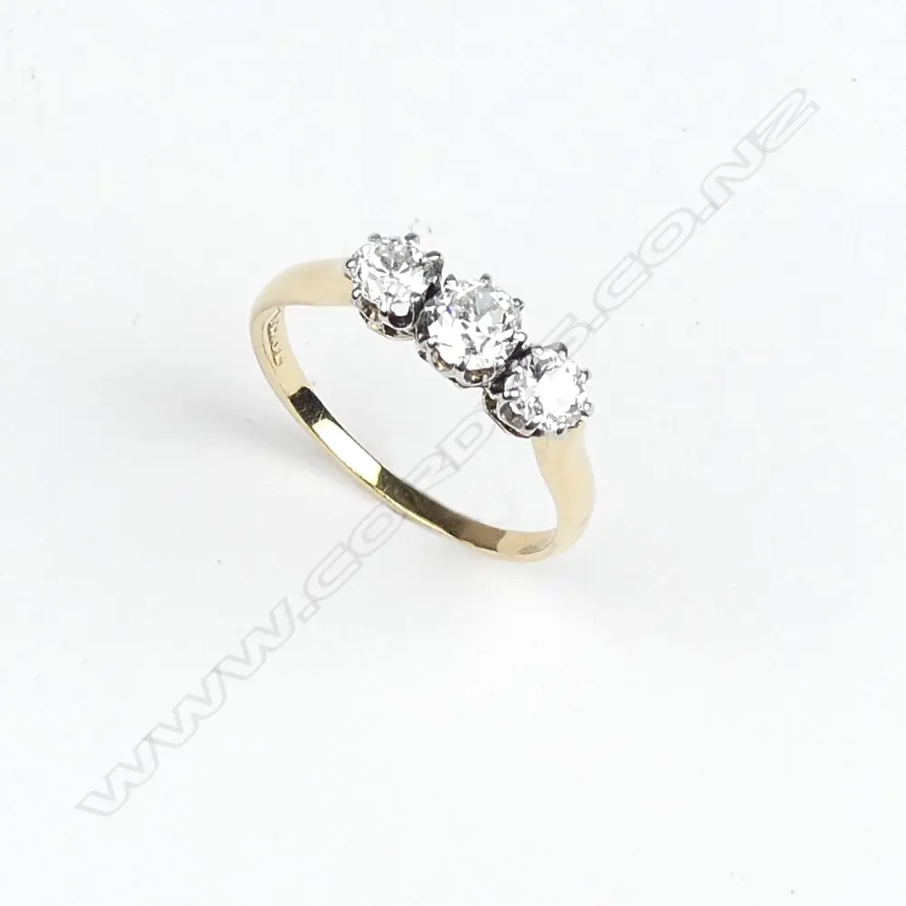An 18ct gold and three stone diamond ring Image 1++