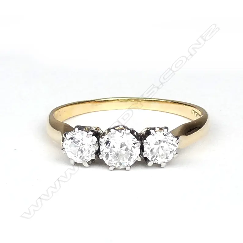 An 18ct gold and three stone diamond ring Image 1++