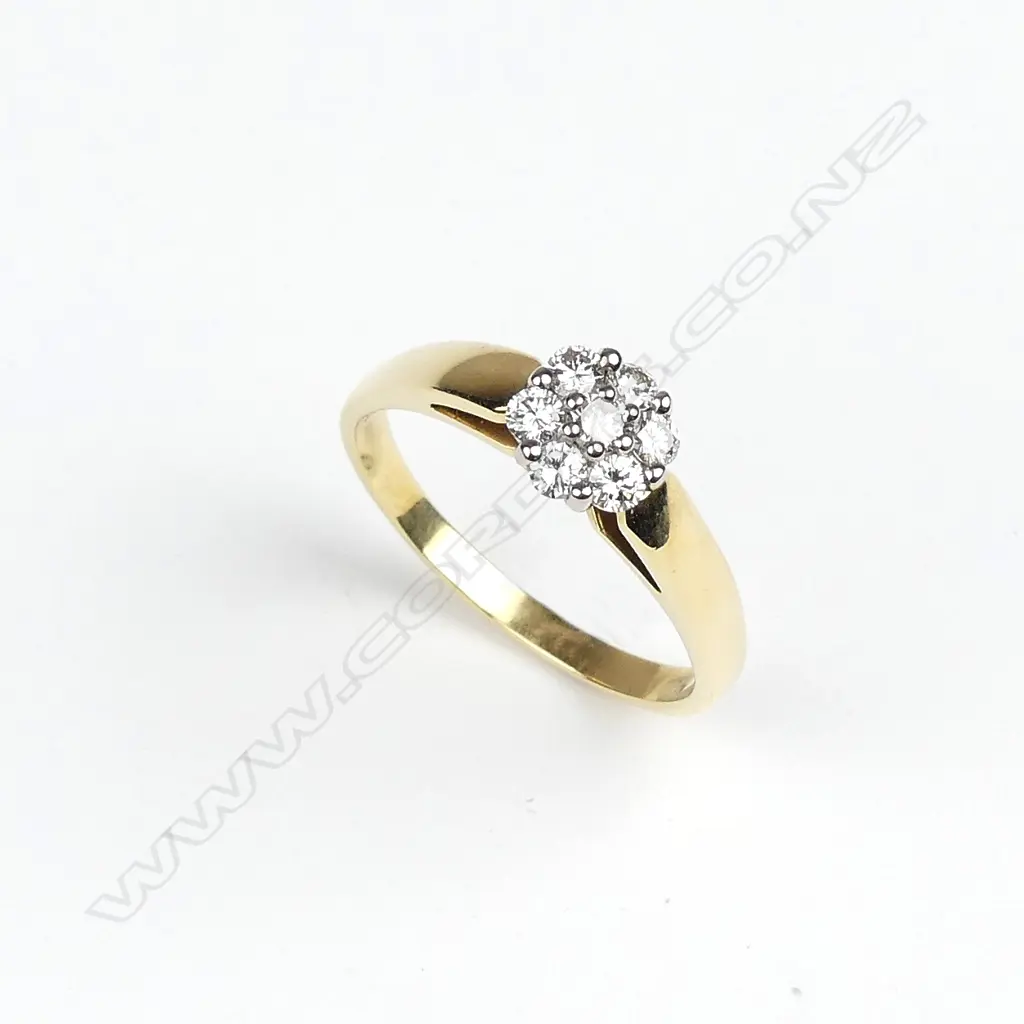 A 18ct. yellow gold and diamond cluster ring Image 1++