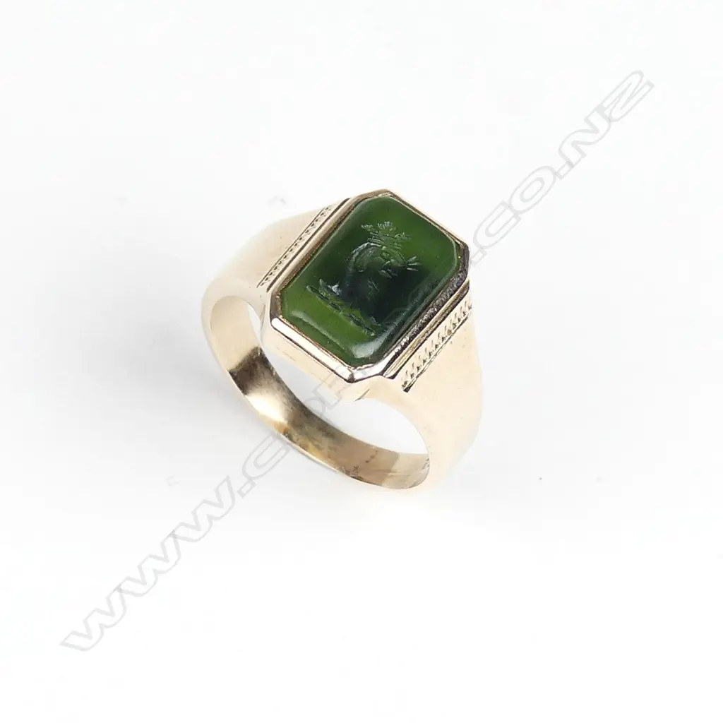 A late 19thC 9ct. yellow gold seal ring Image 1++