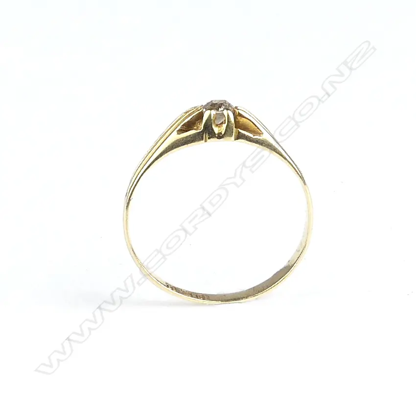 An early 20thC 18ct. yellow gold and solitaire diamond ring Image 1++