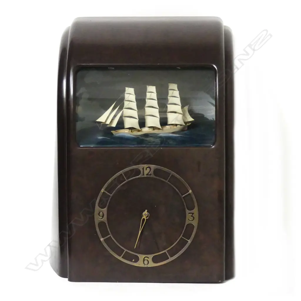 A Vitascope dioramic electric clock Image 1++