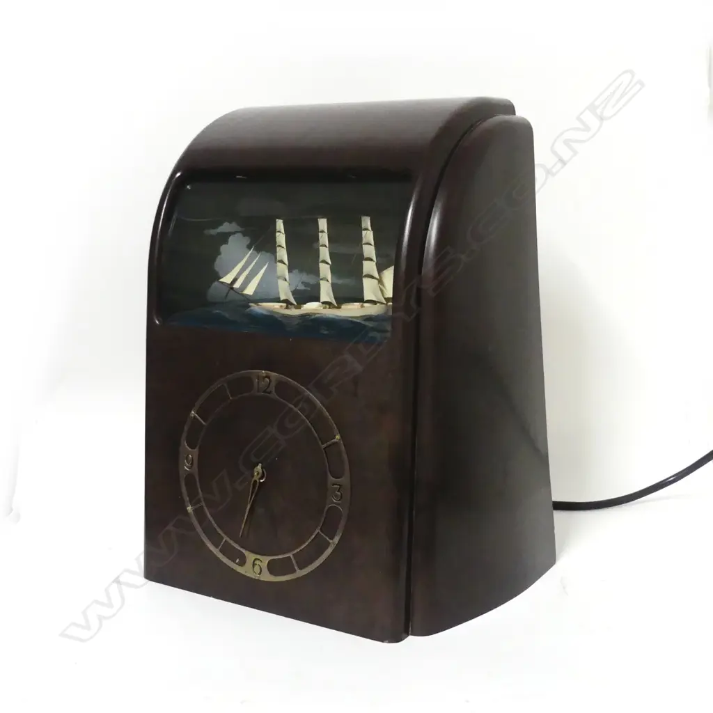 A Vitascope dioramic electric clock Image 1++