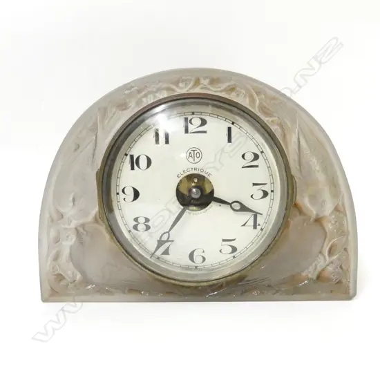 A René Lalique glass cased pendule 'Moineaux'