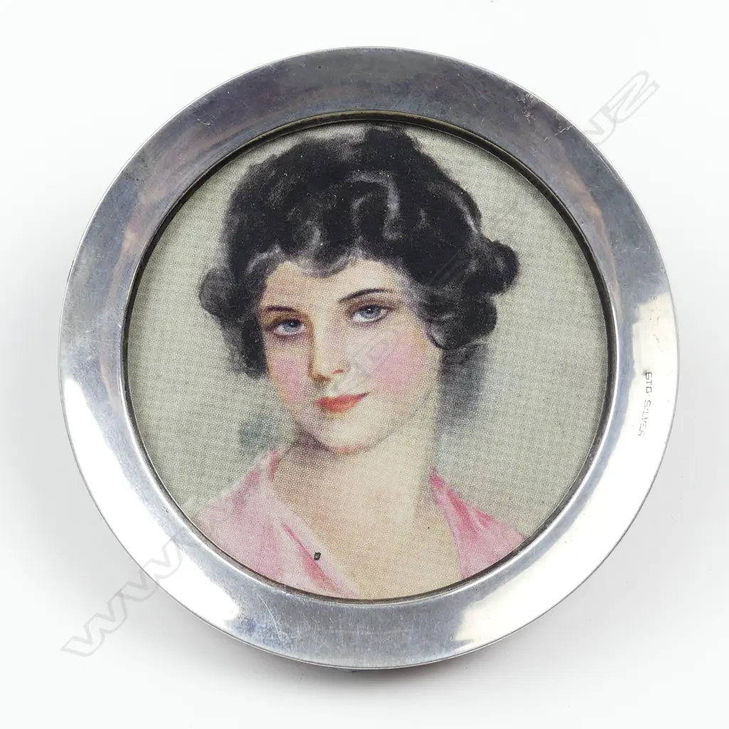 An early 20thC small circular silver photo frame Image 1++