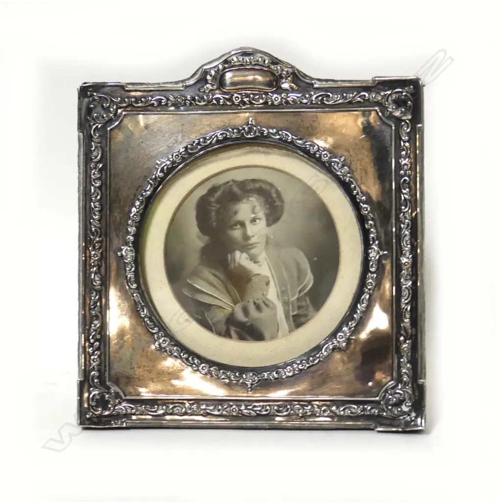 An Edwardian silver photograph frame Image 1++