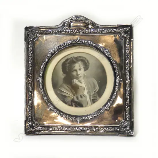 An Edwardian silver photograph frame