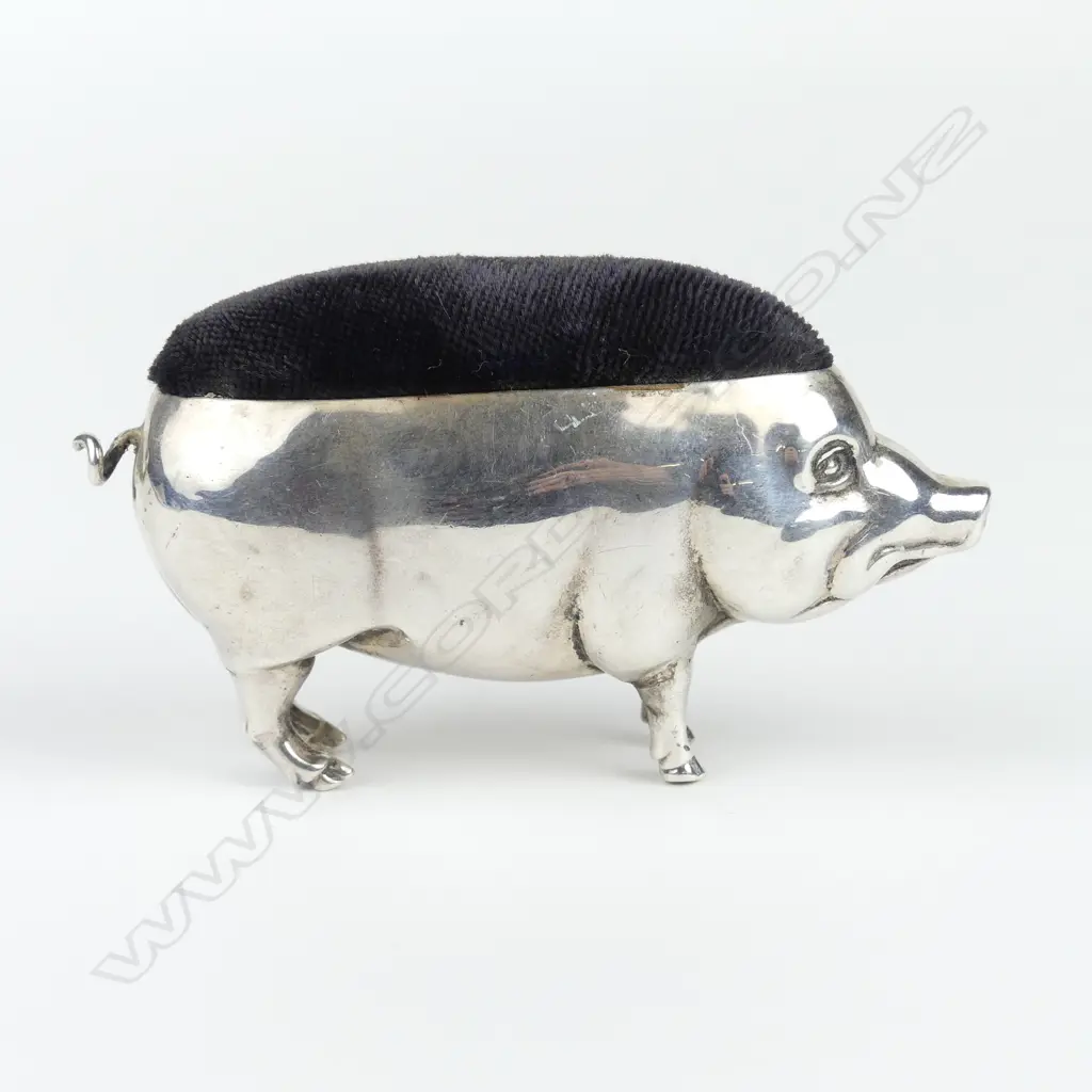 An Edwardian silver pig pin cushion Image 1++